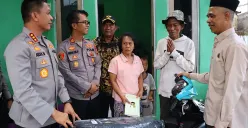 Kapolres Metro Depok, Kombes Pol Abdul Waras memberikan bantuan dan tali asih kepada Ajat Sudrajat penjual es kue di rumahnya Desa Rawa Panjang, Bojonggede, Kabupaten Bogor. (Sumber: Istimewa)