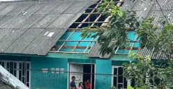 Potret kondisi atap sekolah di Cilincing, Jakarta Utara yang rusak diterpa angin kencang. (Sumber: Poskota/Pandi Ramedhan)
