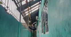 Petugas keamanan memeriksa bangunan yang hancur akibat angin puting beliung di Sekolah Dasar Islam (SDI) Baburidho, Kalibaru, Cilincing, Jakarta Utara, Selasa, 27 Januari 2026. (Sumber: Poskota/Bilal Nugraha Ginanjar)