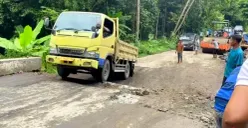 Sejumlah kendaraan saat melintas di jalur Sampay-Cieles, Kabupaten Lebak yang amblas akibat pergerakan tanah. (Sumber: Poskota/Samsul Fatoni)