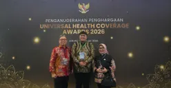 Bupati Bogor Rudy Susmanto saat menerima penghargaan UHC Award 2026, menandai capaian prestasi Pemerintah Kabupaten Bogor di bidang kesehatan di bawah kepemimpinannya. (Sumber: Istimewa)