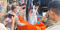Petugas tengah melakukan evakuasi jasad lansia yang ditemukan tewas di gubuk kosong. (Sumber: Polsek Cikande)