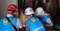 Petugas PLN UP3 Cimahi memeriksa genset untuk memastikan pasokan listrik di lokasi longsor Cisarua, Kabupaten Bandung Barat, tetap aman. (Sumber: Poskota/Gatot Poedji Utomo)