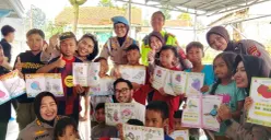 Kegiatan trauma healing diberikan kepada anak-anak korban bencana longsor di Desa Pasirlangu, Kecamatan Cisarua, Kabupaten Bandung Barat. (Sumber: Poskota/Gatot Poedji Utomo)