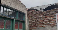 Kondisi rumah Endah Hernawati, 70 tahun warga RT 05 RW 09 Kelurahan Semper Timur, Cilincing, Jakarta Utara, yang rusak setelah diterpa angin kencang, Selasa, 27 Januari 2026. (Sumber: Poskota/Pandi Ramedhan)