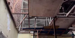 Kondisi rumah Endah Hernawati, 70 tahun warga RT 05 RW 09 Kelurahan Semper Timur, Cilincing, Jakarta Utara, yang rusak setelah diterpa angin kencang, Selasa, 27 Januari 2026. (Sumber: Poskota/ Pandi Ramedhan)