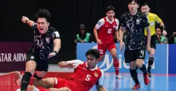Pemain Timnas Futsal Indonesia mentekel pemain Korea Selatan pada laga perdana Grup A Piala Asia Futsal 2026 di Indonesia Arena, Jakarta, Selasa, 27 Januari 2026. (Sumber: Poskota/Bilal)