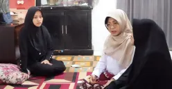 Bupati Pandeglang, Dewi Setiani, saat takziah ke rumah korban kecelakaan lalulintas. (Sumber: Istimewa)