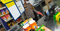 Petugas kepolisian melakukan olah TKP di minimarket Indomaret Sukmajaya, Depok, yang dibobol pencuri dengan menjebol plafon, Rabu, 28 Januari 2026. Dua mesin ATM di dalam toko turut dirusak dalam aksi tersebut. (Sumber: Istimewa)