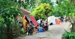Lokasi pengungsian warga Kronjo menggunakan tenda darurat. (Sumber: Poskota/Veronica)