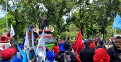 Ilustrasi demo buruh. (Sumber: Poskota/ M Tegar Jihad)