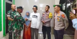 Aparat menyambangi rumah pedagang es kue viral di Desa Rawa Panjang, Kecamatan Bojonggede, Kabupaten Bogor, Selasa, 27 Januari 2026. (Sumber: Poskota/Angga Pahlevi)