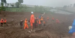 Hingga Rabu 28 Januari 2026, anggota BNPB terus melakukan pencarian korban. (Sumber: Poskota/Gatot Poedji Utomo)