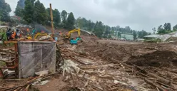 Tim SAR Gabungan saat melakukan pencarian korban di lokasi Longsor Desa Pasirlangu, Rabu 28 Januari 2026. (Sumber: Poskota/Gatot Poedji Utomo)