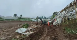Situasi di lokasi longsor Desa Pasirlangu, Kecamatan Cisarua, Kabupaten Bandung Barat, Rabu, 28 Januari 2026. (Sumber: Poskota/Gatot Poedji Utomo)