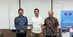 Mr. Kazuhiro Shioyama (CEO JBA Indonesia), Armeza Farhansyah Umar (Chief of Financial Officer PT Autopedia Sukses Lestari Tbk, dan Deny Gunawan (COO JBA Indonesia). (Sumber: Poskota/Aldi Harlanda Irawan)