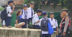 Anggota patroli pimpinan Kanit Samapta Polsek Cinere, Iptu Noufik membubarkan anak-anak pelajar SMP yang sedang nongkrong di jalan. (Sumber: Polsek Cinere)