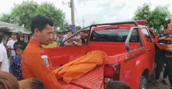 Proses evakuasi korban. (Sumber: Poskota/Veronica Prasetio)