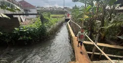 Lokasi hanyutnya seorang bocah di Kali Jantung, Kelurahan Pabuaran Mekar, Kecamatan Cibinong, Kabupaten Bogor, Kamis, 29 Januari 2026. (Sumber: Poskota/Giffar Rivana)