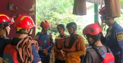 Tim SAR gabungan berdiskusi sebelum melakukan pencarian bocah hanyut di Kali Jantung Cibinong. (Sumber: BPBD)