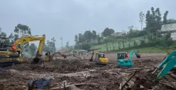 Petugas saat melakukan pencarian korban di Lokasi Longsor Cisarua, Kabupaten Bandung Batat. (Sumber: Poskota/Gatot Poedji Utomo)