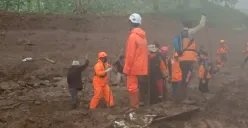 Tim Sar saat melakukan pencarian korban tertimbun longsor, di Desa Pasirlangu Kecamatan Cisarua, Kabupaten Bandung Barat. (Sumber: Poskota/Gatot Poedji Utomo)