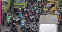 Sejumlah kendaraan terjebak kemacetan akibat melintasi banjir di Jalan Daan Mogot, Jakarta. (Sumber: Poskota/Bilal Nugraha Ginanjar)