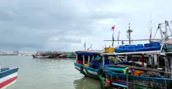 Suasana di Dermaga T Pelabuhan Muara Angke, Penjaringan, Jakarta Utara, Kamis, 29 Januari 2026, terlihat kapal-kapal nelayan yang sedang bersandar. (Sumber: Poskota/Pandi Ramedhan)