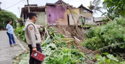 Rumah di Kampung Pasir Manggu, Desa Dahu, Kecamatan Cikeusal, Kabupaten Serang, diterjang longsor, Kamis, 29 Januari 2026. (Sumber: Dok. Polsek Cikeusal)