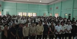 Ratusan relawan SPPG dari beberapa kecamatan di Pandeglang saat mengikuti pelatihan penjamah makanan. (Sumber: Poskota/Samsul Fatoni)