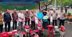 Kapolda Jabar Irjen Rudi Setiawan memberikan benih jagung sekaligus beri wawasan ketahan pangan kepada Kelompok Tani Cikalong, Kamis, 29 Januari 2026. (Sumber: Poskota/Gatot Poedji Utomo)