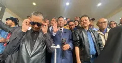 Mantan Menteri Pemuda dan Olahraga (Menpora) Roy Suryo bersama tim kuasa hukumnya berencana melaporkan balik Eggi Sudjana dan Damai Hari Lubis ke Polda Metro Jaya, Kamis, 29 Januari 2026. (Sumber: Poskota/Ali Mansur)
