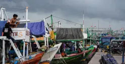 Sejumlah kapal nelayan bersandar di Pelabuhan Muara Angke, Jakarta, Kamis, 29 Januari 2026. (Sumber: Poskota/Bilal Nugraha Ginanjar)