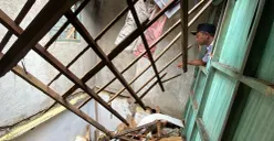 Lurah Jelambar Pradista meninjau rumah lansia rusak di Jalan Satria 6, Grogol Petamburan, Jakarta Barat, Rabu, 28 Januari 2026. (Sumber: Dok. Istimewa)