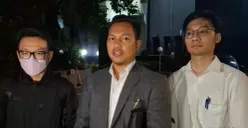 Kuasa hukum pelapor, Jajang saat ditemui di di Polda Metro Jaya atas kasus dugaan dugaan penipuan investasi trading kripto yang dikaitkan dengan influencer Timothy Ronald dan Kalimasada. (Sumber: Poskota/Ali Mansur)