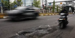 Ilustrasi jalan berlubang di Jakarta. (Sumber: Poskota/Bilal Nugraha Ginanjar)