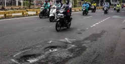Pengendara melintasi jalanan berlubang di Jalan Palmerah, Mampang Prapatan Raya, dan Gatot Subroto, Jakarta, Rabu, 28 Januari 2025. (Sumber: Poskota/Bilal Nugraha Ginanjar)