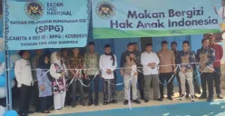 Jajaran pengelola SPPG Carita Punya Cerita di Pandeglang saat meresmikan dapur SPPG. (Sumber: Poskota/Samsul Fatoni)