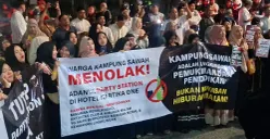 Ratusan massa turun ke Jalan Lenteng Agung menuntut penutupan Kartika One Hotel diduga menjual miras. (Sumber: Poskota/Angga Pahlevi)