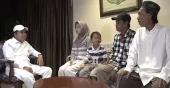 Dedi Mulyadi memarahi Sudrajat, penjual es gabus yang pengakuannya berubah-ubah soal biaya sekolah dan rumah. (Sumber: YouTube/KANG DEDI MULYADI CHANNEL)