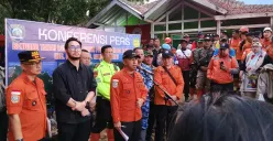 Kepala Basarnas, Marsekal Madya TNI Mohammad Syafii (tengah), berikan peryataan kepada awak media, di Cisarua Bandung Barat, Jumat 30 Januari 2026. (Sumber: Poskota/Gatot Poedji Utomo)