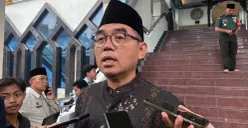 Sekda Kabupaten Bogor Ajat Rochmat Jatnika memberikan keterangan pers terkait bencana di wilayahnya. (Sumber: Poskota/Giffar Rivana)