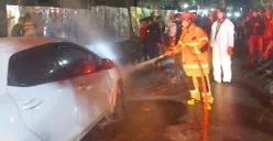 Kebakaran mobil di Kelurahan Tirtajaya, Kecamatan Sukmajaya, Kota Depok, Kamis, 29 Januari 2026. (Sumber: Dok. Damkar Kota Depok)