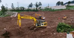 Sejumlah alat berat dikerahkan mempercepat pencarian korban longsor di Desa Pasirlangu, Kecamatan Cisarua, Kabupaten Bandung Barat, Jumat, 30 Januari 2026. (Sumber: Poskota/Gatot Poedji Utomo)