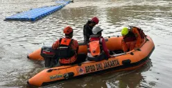 Proses pencarian pria tercebur ke Kali Cengkareng Drain, Cengkareng, Jakarta Barat, Jumat, 30 Januari 2026. (Sumber: Dok. Istimewa)
