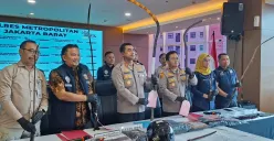 Polres Metro Jakarta Barat gelar konpers kasus tawuran antar remaja yang menyebabkan satu orang tewas, Jumat, 30 Januari 2026. (Sumber: Poskota/Pandi Ramedhan)