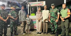 Dandim 0501/Jakarta Pusat, Kolonel Inf Ahmad Alam Budiman bersama jajaran menyerahkan bantuan gerobak kepada Ajat Sudrajat, pedagang es kue viral. (Sumber: Istimewa)