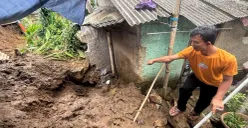 Keponakan korban, Irvan Maulana menunjukkan lokasi lansia yang meregang nyawa akibat longsor TPT di Bogor Selatan. (Sumber: Poskota/Giffar Rivana)