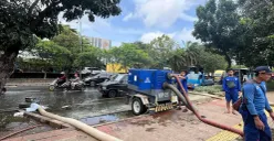 Ilustrasi petugas SDA melakukan penyedotan genangan dengan menggunakan pompa. (Sumber: Poskota/Pandi Ramedhan)