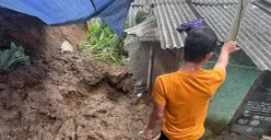 Lokasi tertimbunnya AM, korban meninggal dunia akibat tembok penahan tanah ambruk di Bogor Selatan. (Sumber: Poskota/Giffar Rivana)